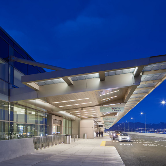 Passenger drop off July 2021 Photo Credit HOK Bruce Damonte