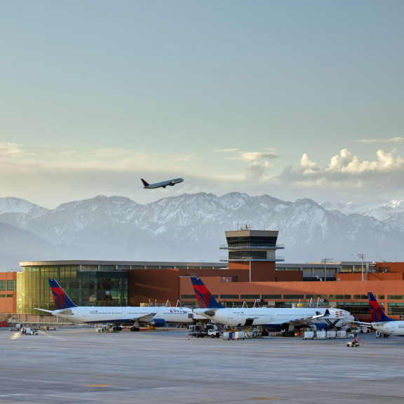 Terminal with plane taking off July 2021 Photo Credit HOK Bruce Damonte